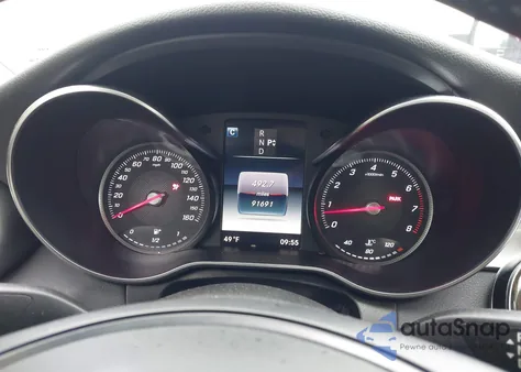 2017 Mercedes-Benz C 300 4Matic z USA, uszkodzony, nr VIN 55SWF4KB2HU223912